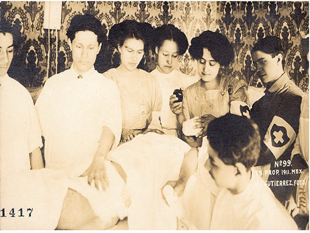 Elena Arizmendi durante la intervención de anestesia de un herido. 1911.